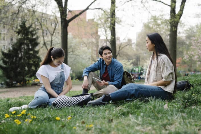 photo-of-a-group-of-friends-sitting-on-the-grass-stockpack-pexels